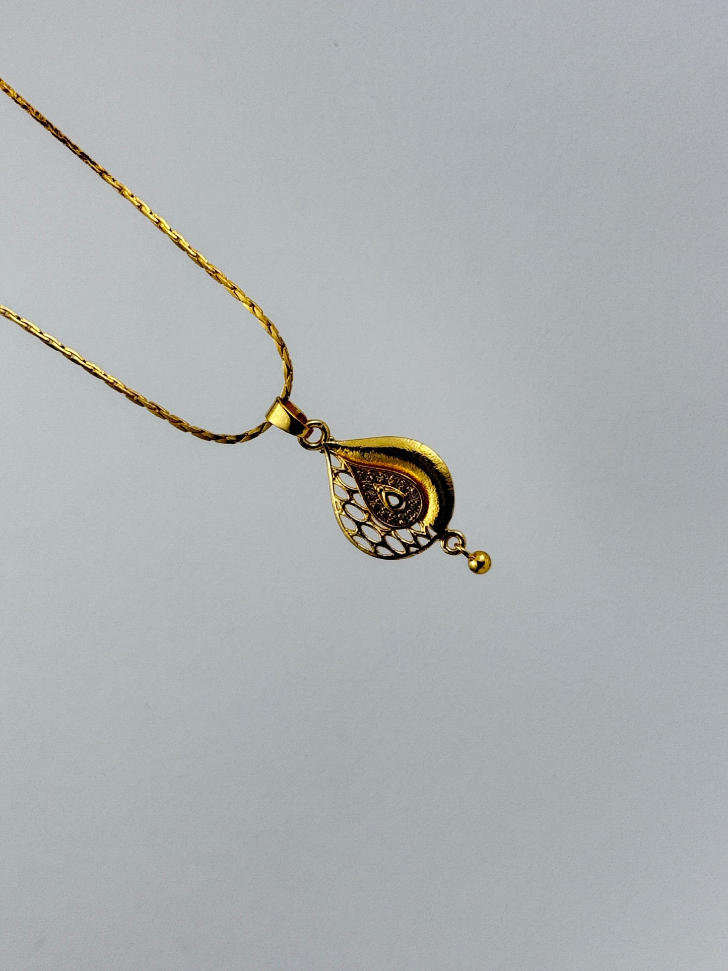 Gold Chain Necklace – Teardrop Pendant