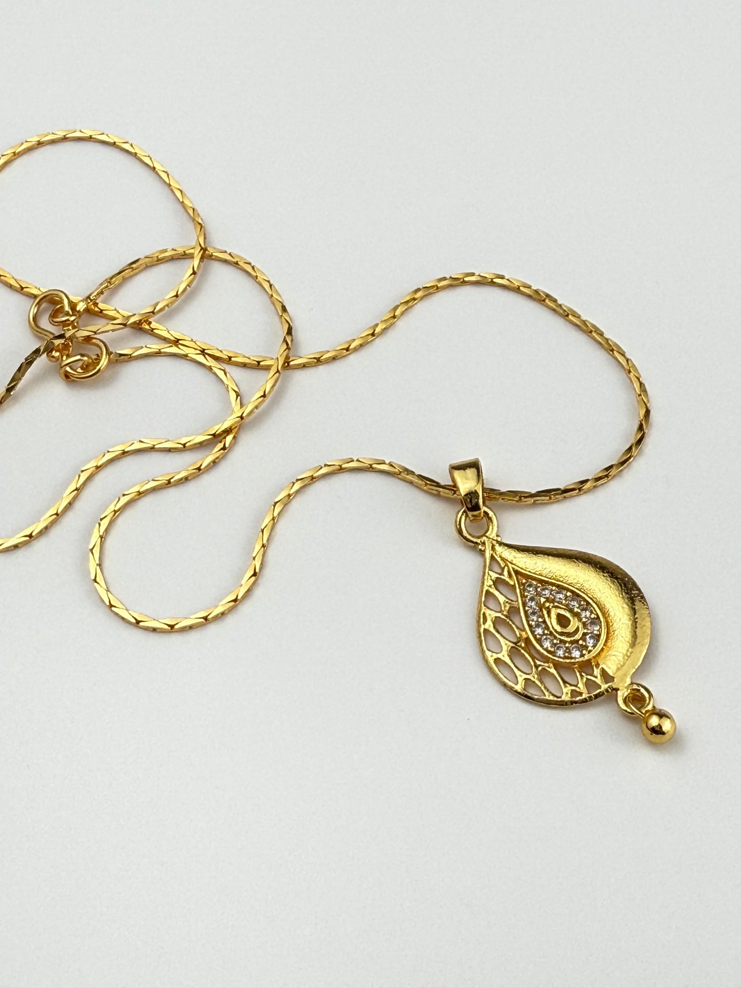Gold Chain Necklace – Teardrop Pendant