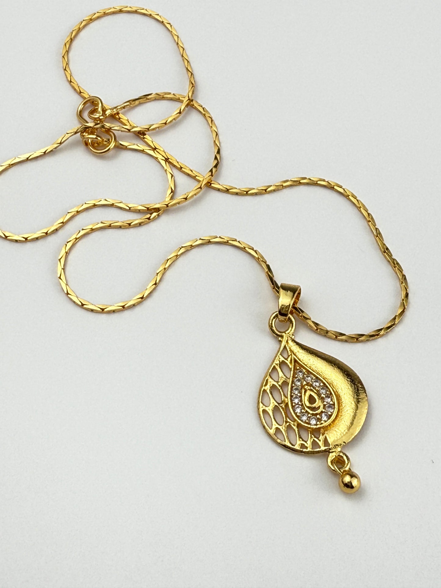 Gold Chain Necklace – Teardrop Pendant
