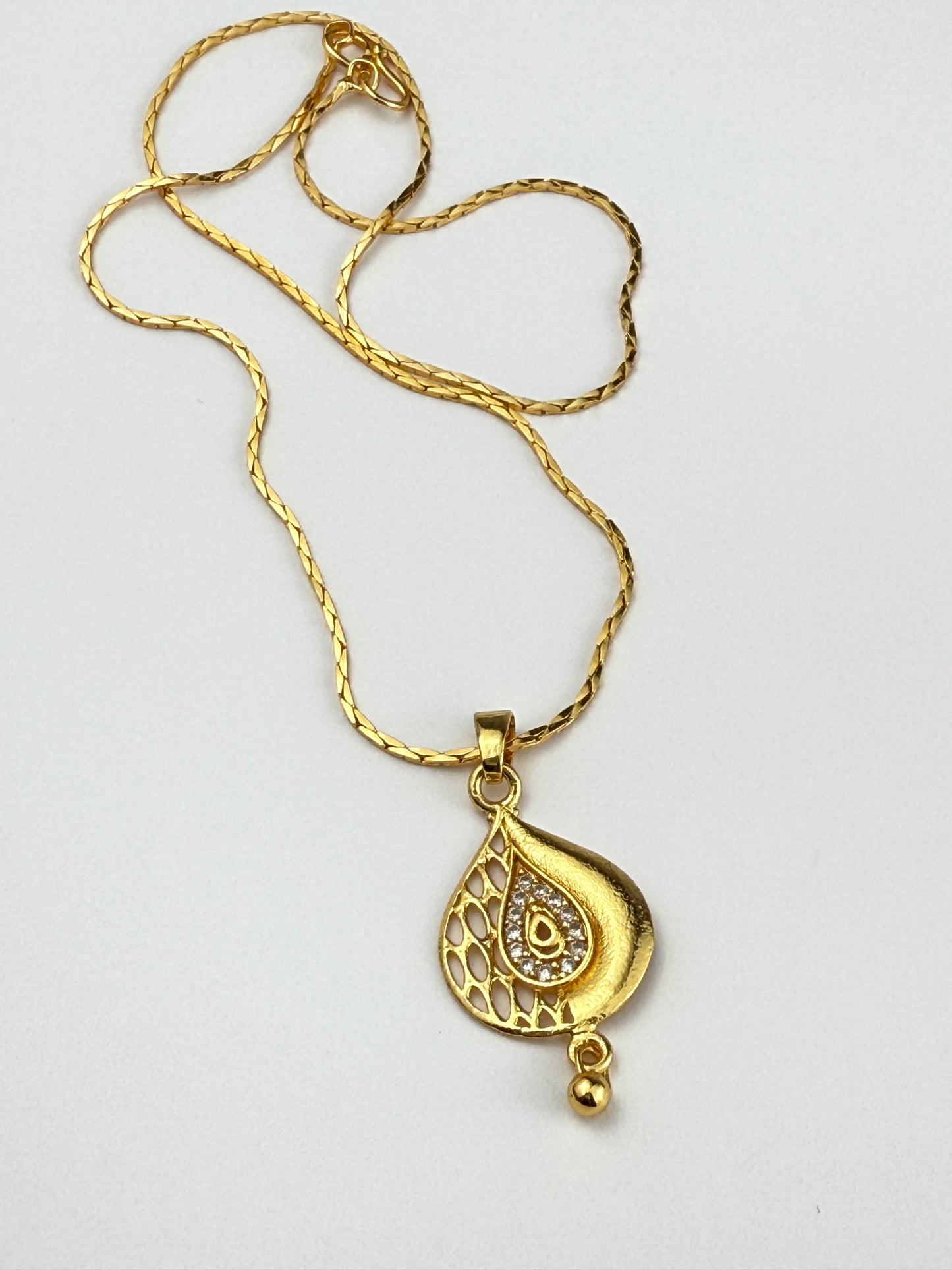 Gold Chain Necklace – Teardrop Pendant